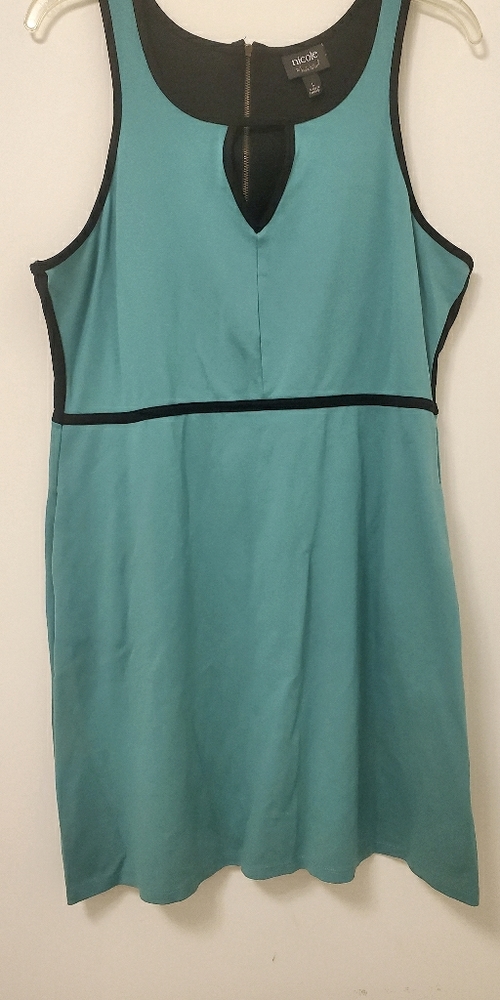Cute teal dress with pockets.